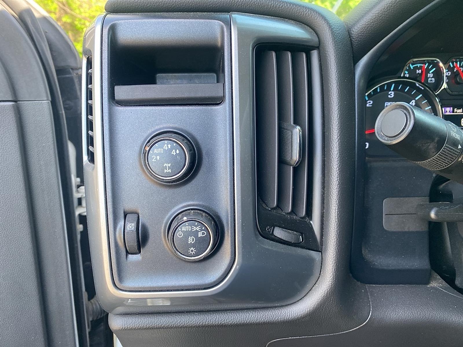 Vehicle image 17 of 21