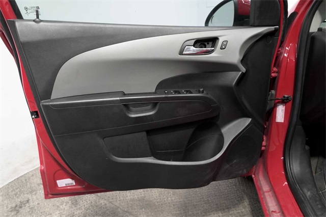 Vehicle image 16 of 27