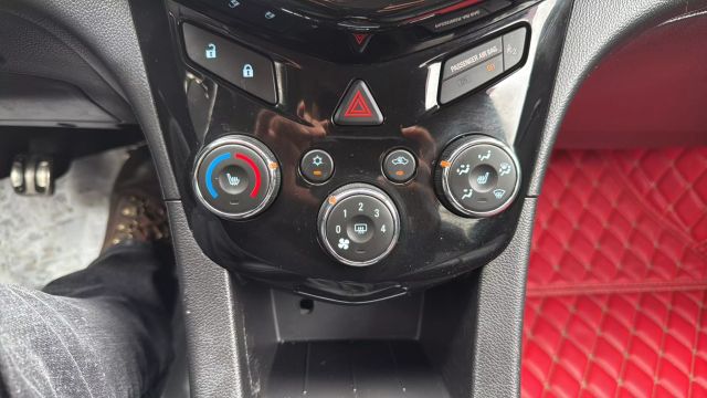 Vehicle image 23 of 31