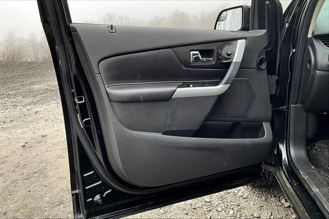 Vehicle image 21 of 31