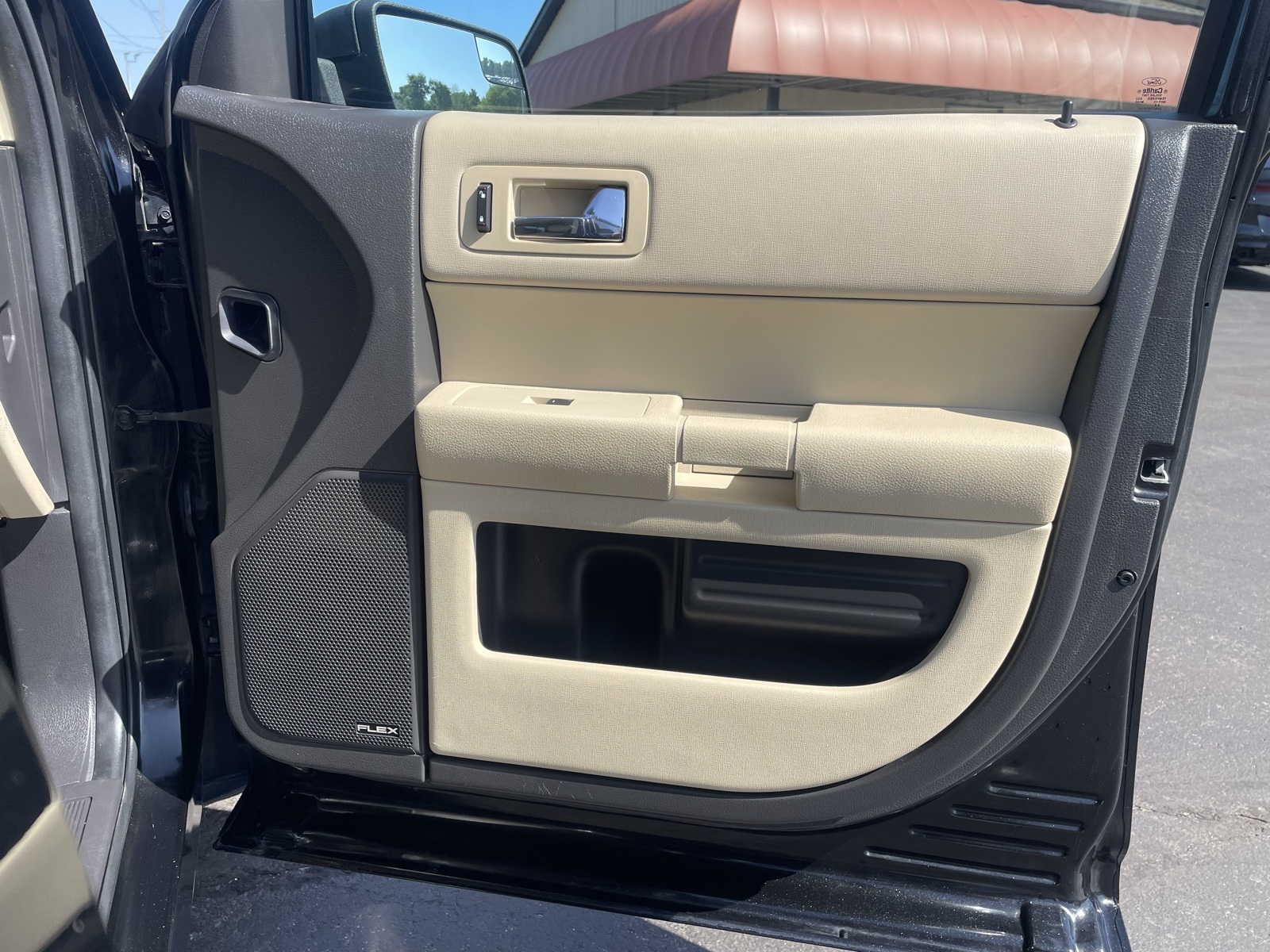 Vehicle image 33 of 38