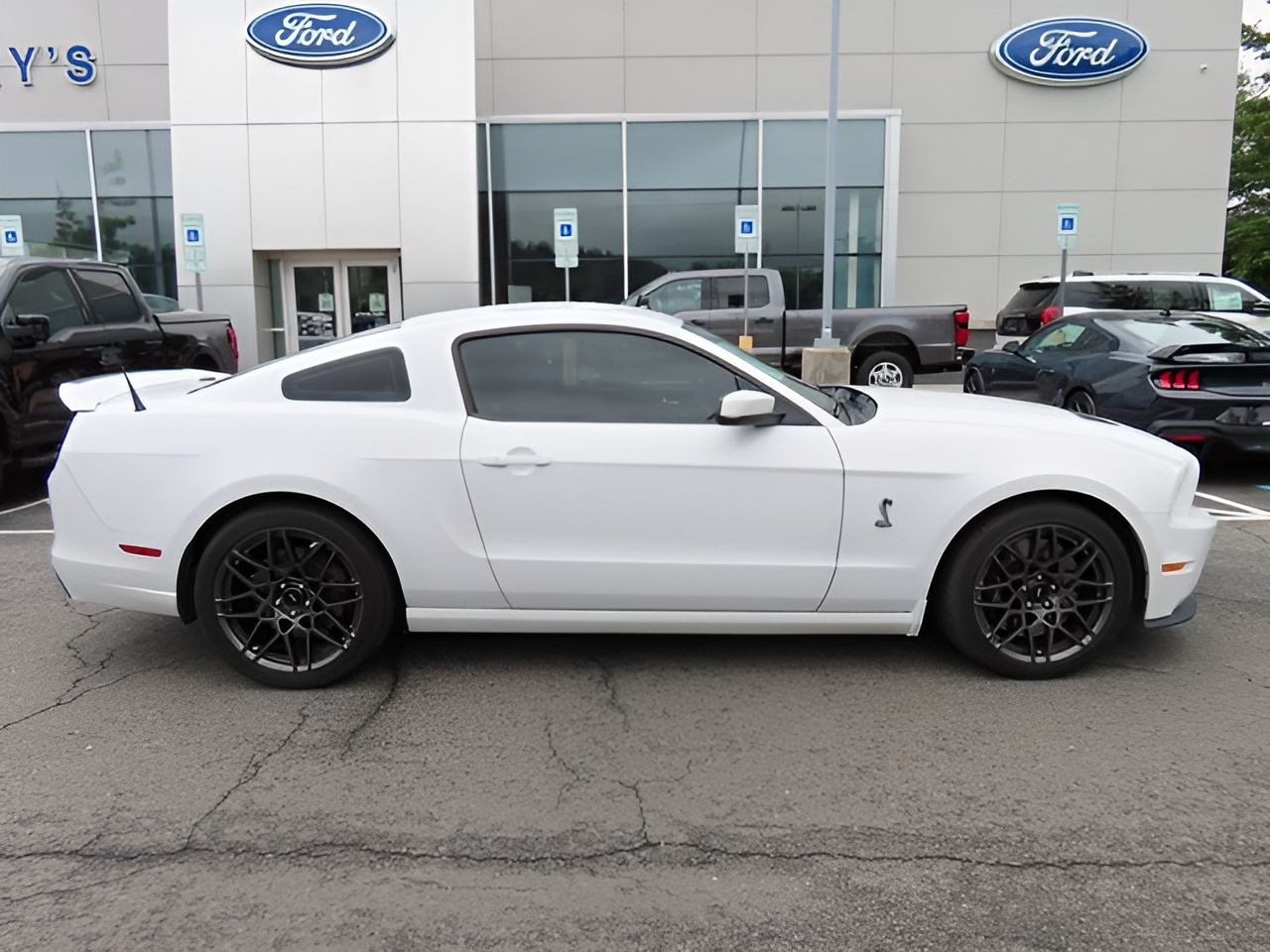 Vehicle image 41 of 46