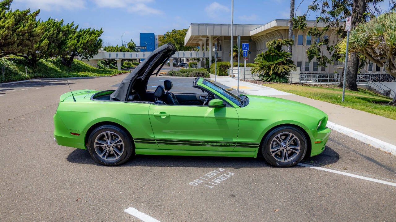 Vehicle image 10 of 32