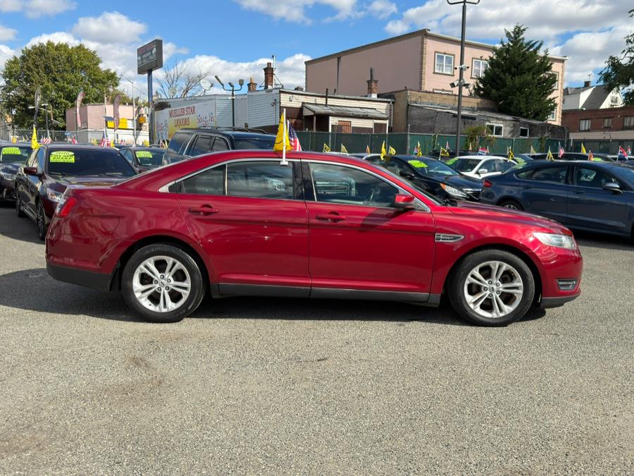 2014 Ford Taurus SEL Image 4 of 40