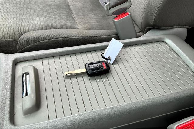 Vehicle image 24 of 32