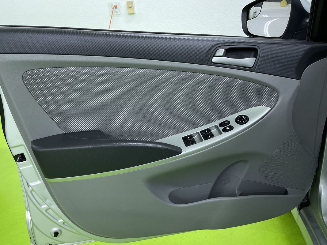Vehicle image 23 of 27