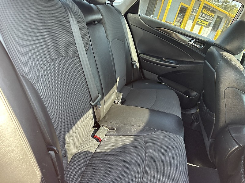 Vehicle image 14 of 32