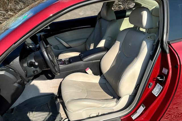 Vehicle image 23 of 32