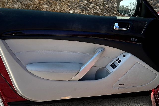 Vehicle image 21 of 32