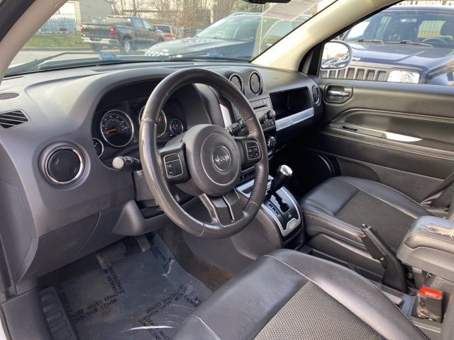 Vehicle image 8 of 33