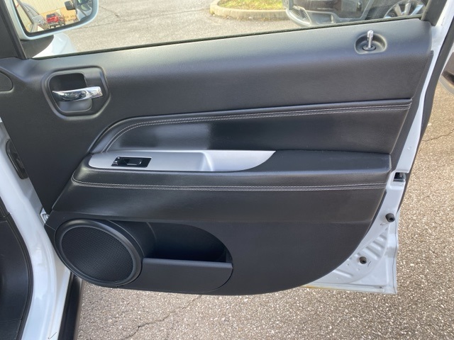 Vehicle image 29 of 33