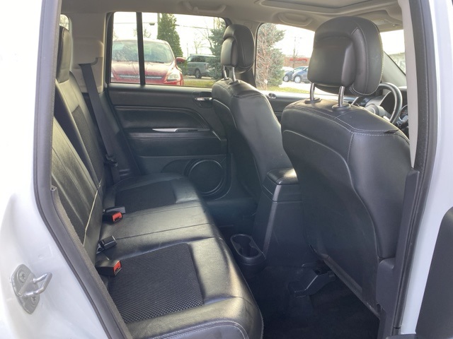 Vehicle image 23 of 33