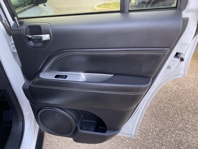 Vehicle image 25 of 33