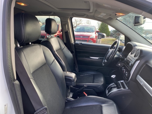 Vehicle image 28 of 33