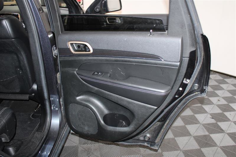 Vehicle image 27 of 32
