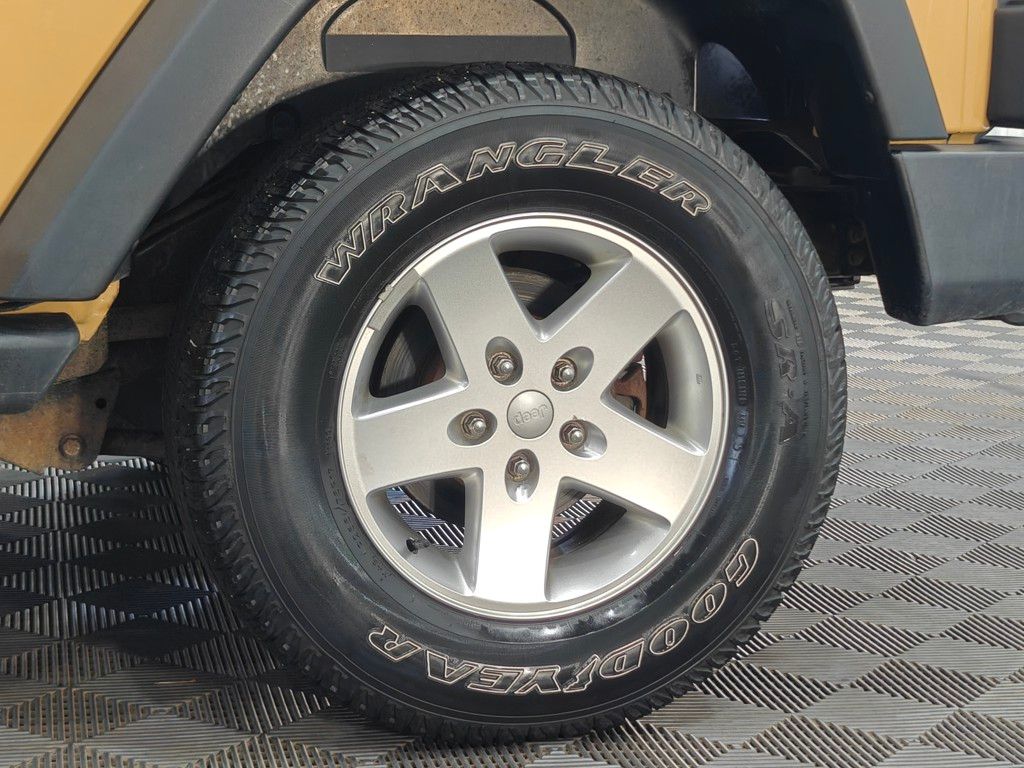 Vehicle image 33 of 37