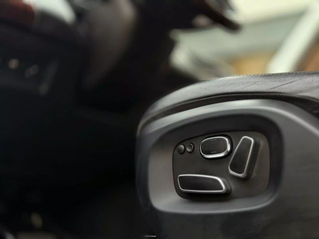 Vehicle image 25 of 42