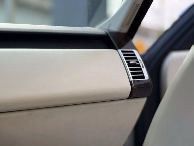 Vehicle image 23 of 32