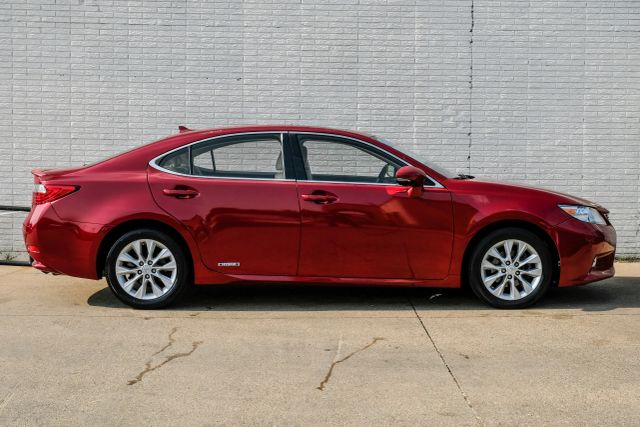 2014 Lexus ES Hybrid 300h Image 2 of 22