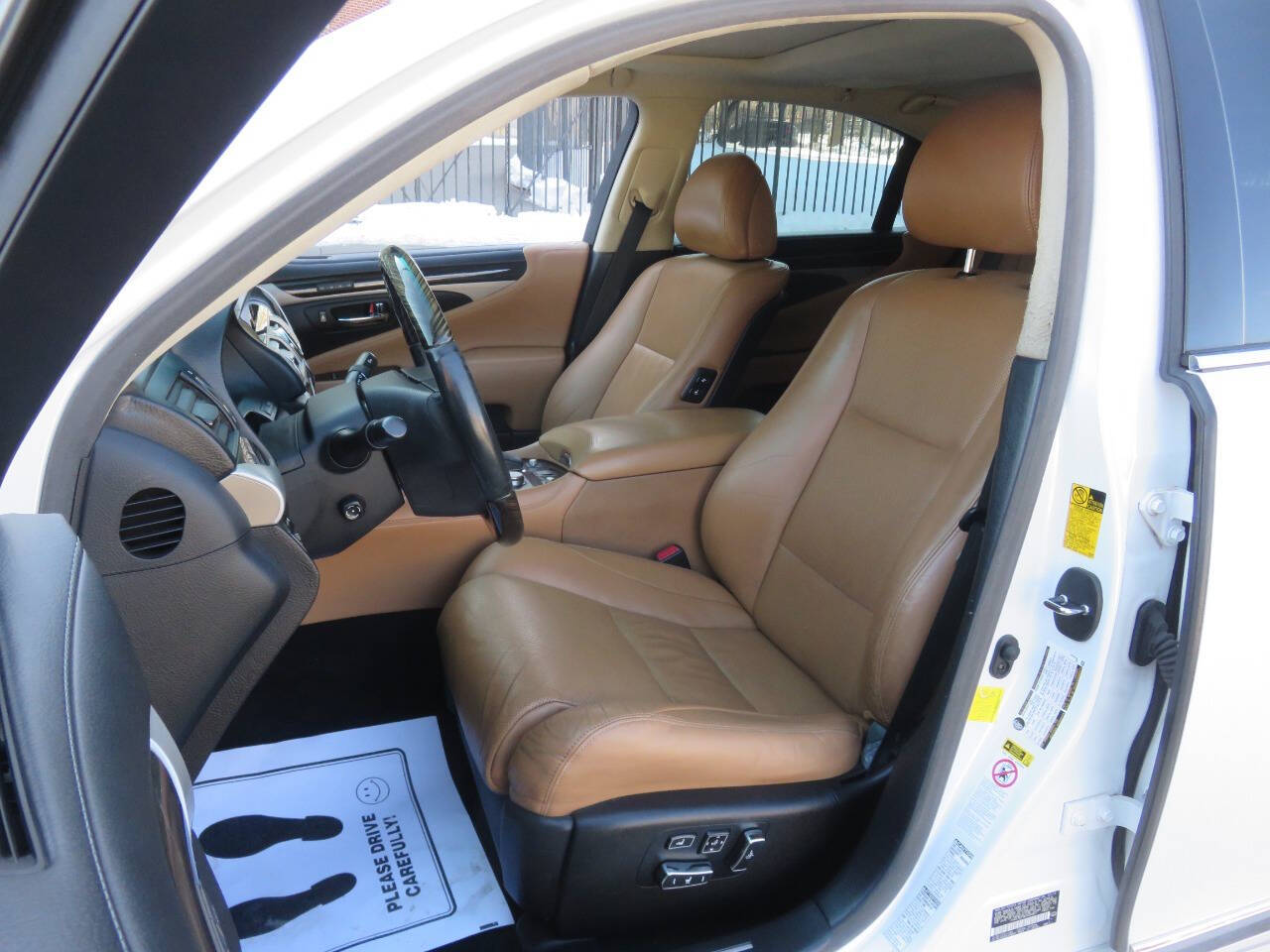 2014 Lexus LS 460 Image 16 of 41