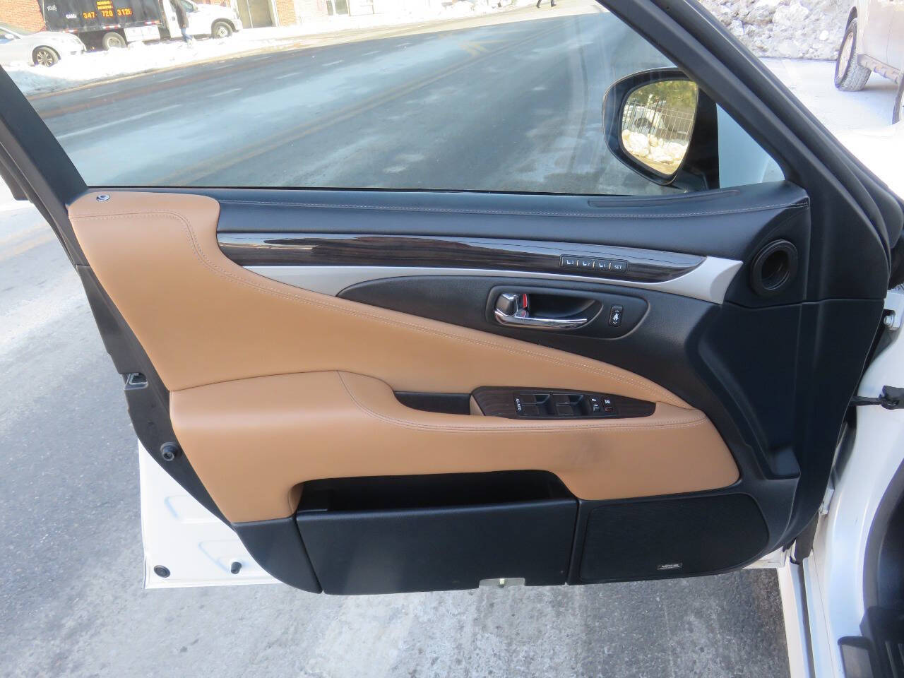 2014 Lexus LS 460 Image 32 of 41