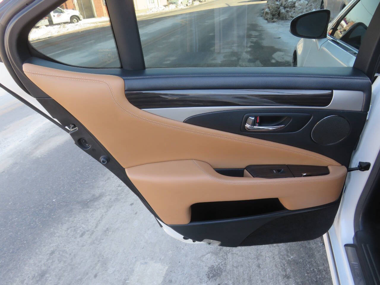 2014 Lexus LS 460 Image 33 of 41