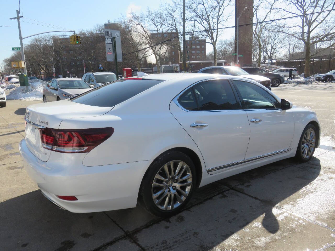 2014 Lexus LS 460 Image 2 of 41