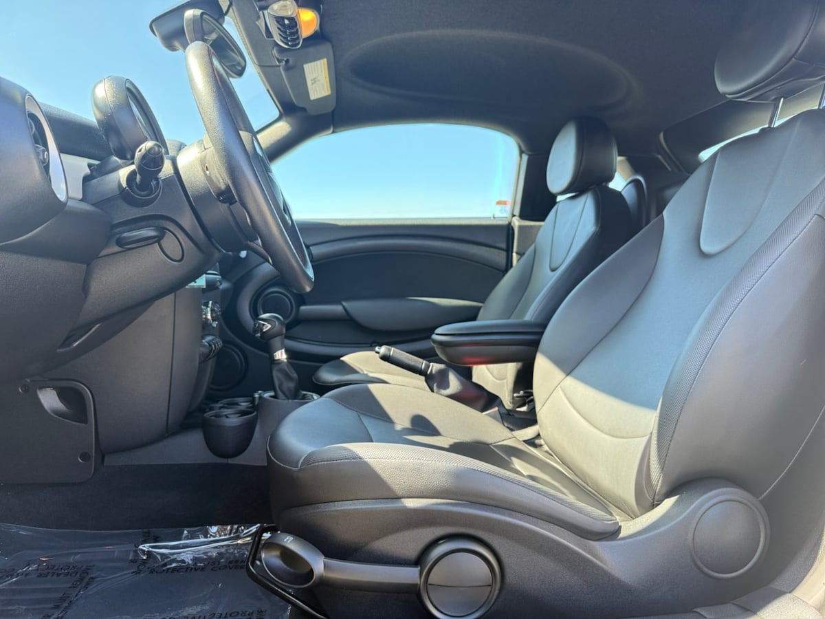 Vehicle image 14 of 19