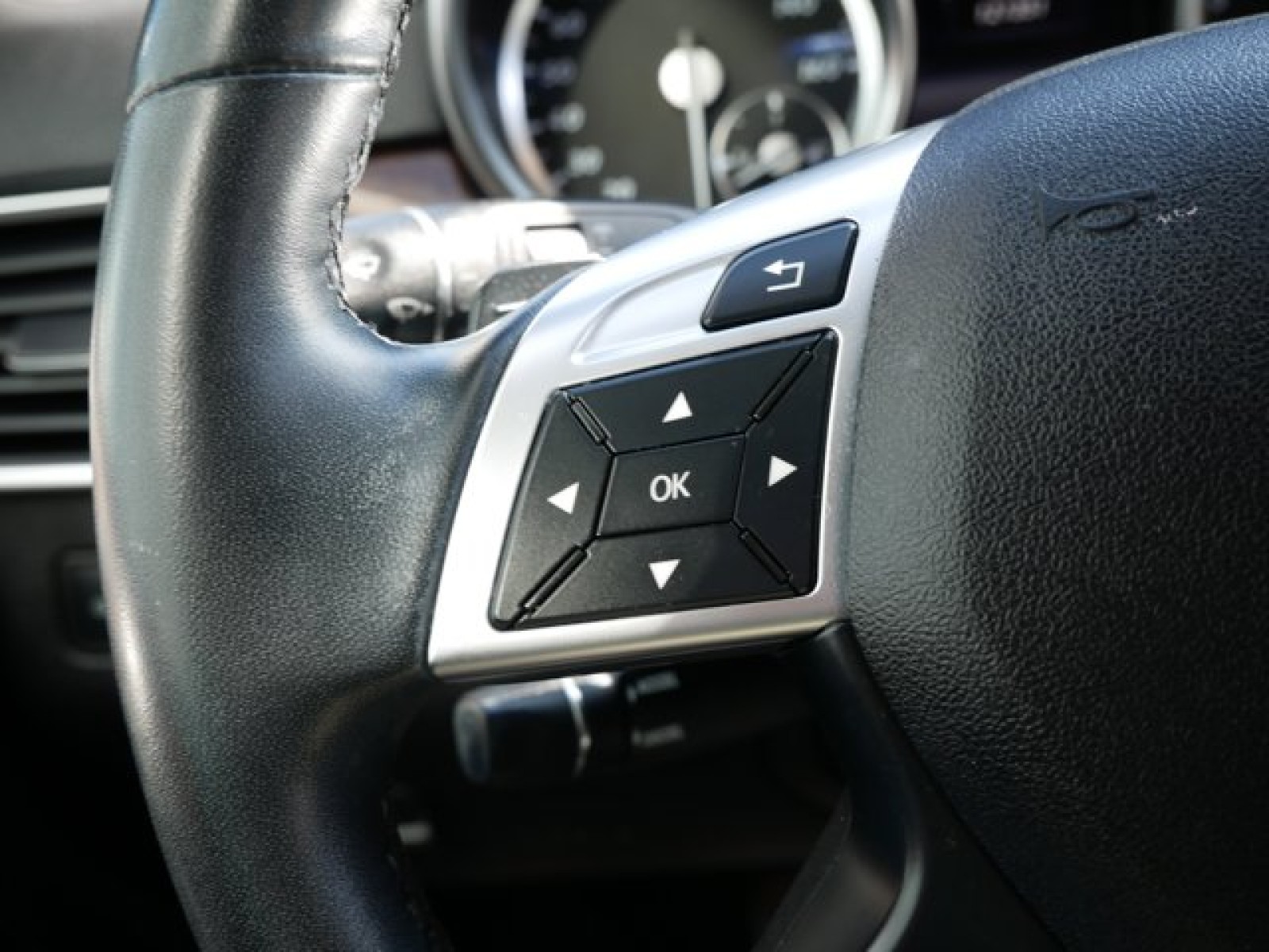Vehicle image 17 of 27
