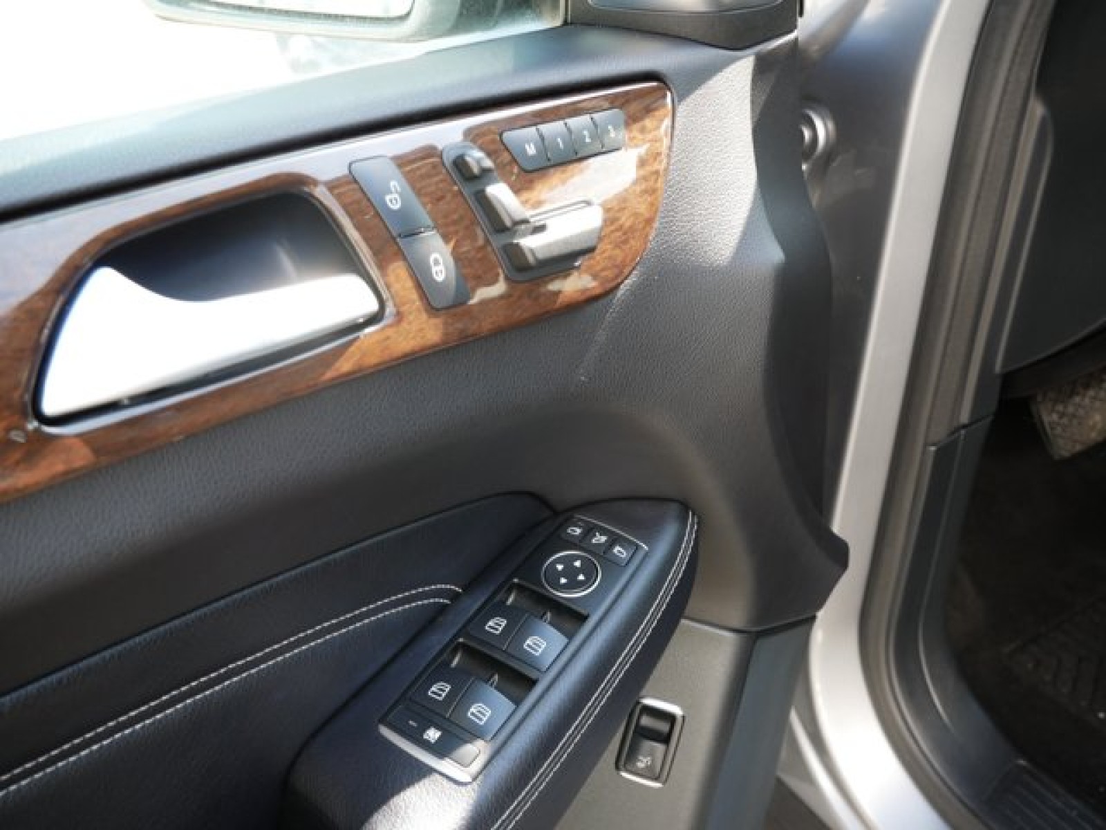 Vehicle image 14 of 27