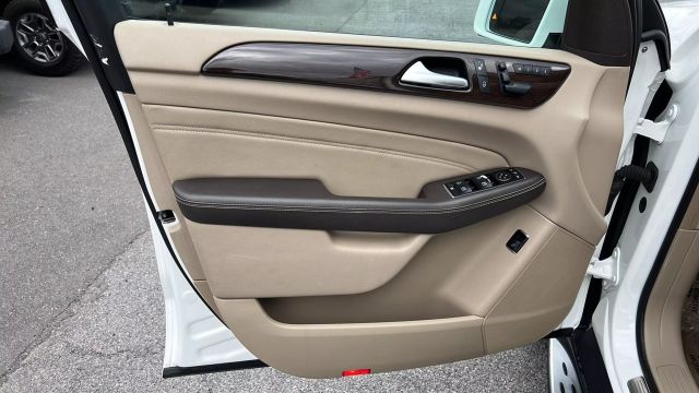 Vehicle image 27 of 42