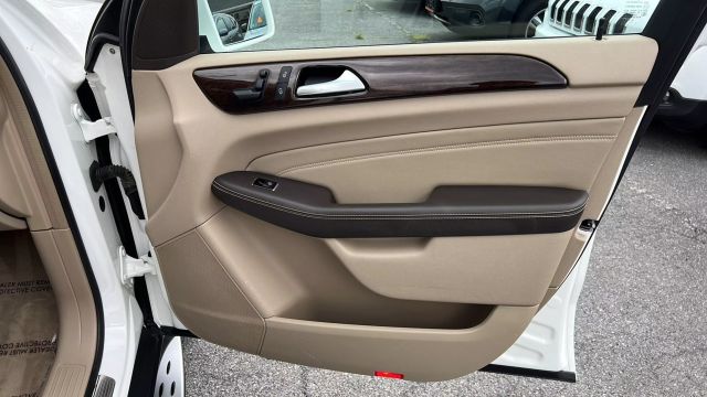 Vehicle image 36 of 42