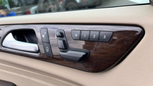 Vehicle image 11 of 42