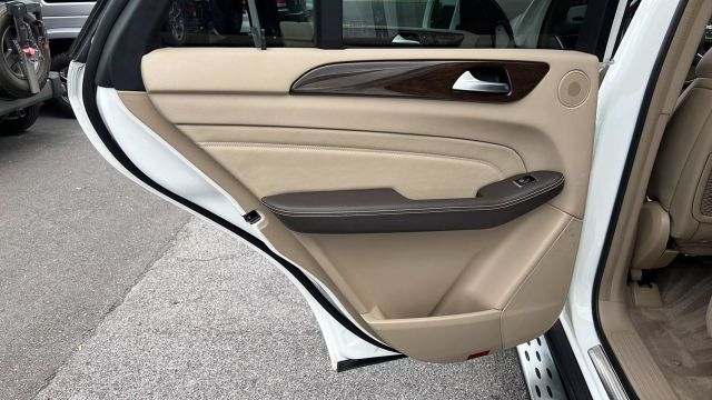 Vehicle image 29 of 42