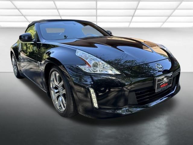 2014 Nissan 370Z Touring Image 3 of 30