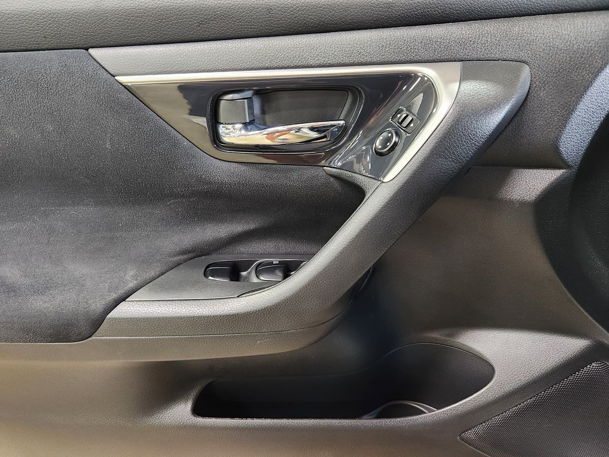 Vehicle image 40 of 50