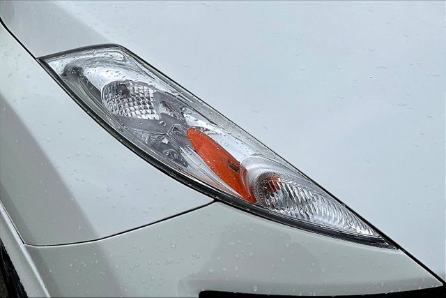 Vehicle image 28 of 33