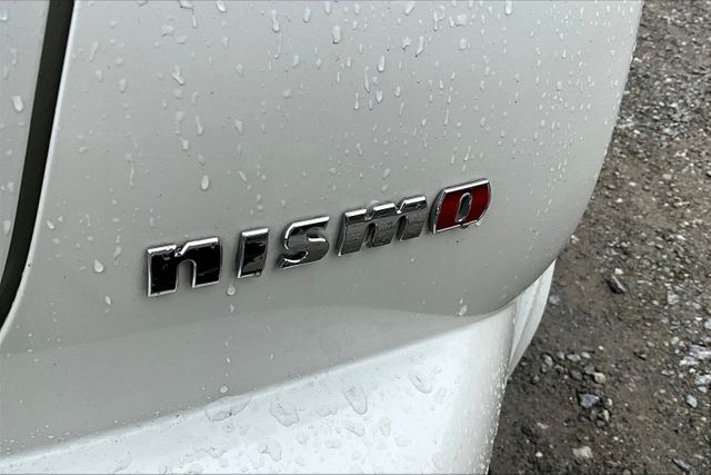 Vehicle image 10 of 33