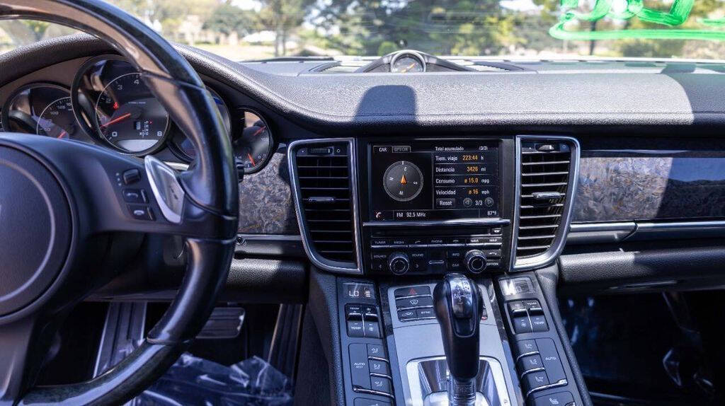 2014 Porsche Panamera Image 21 of 34