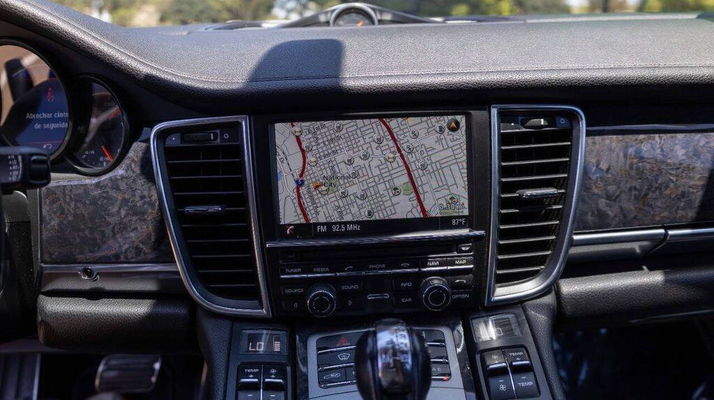 2014 Porsche Panamera Image 25 of 34