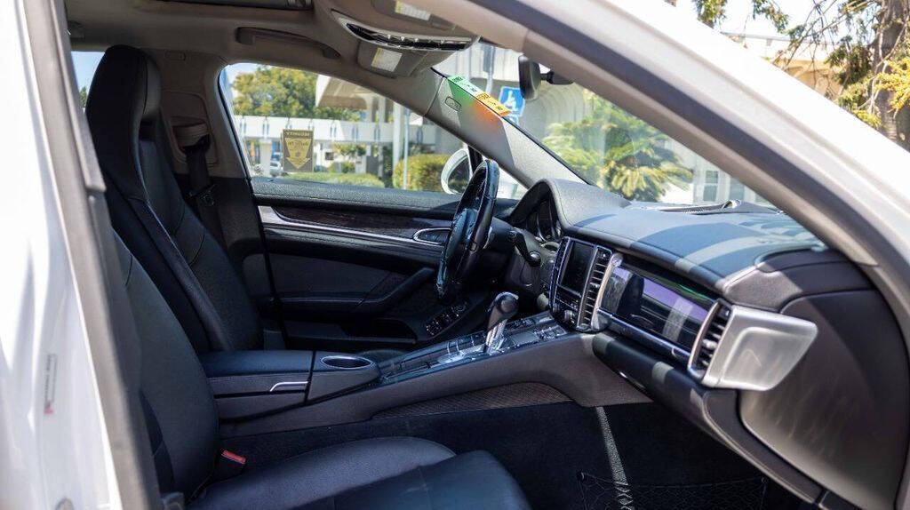 2014 Porsche Panamera Image 17 of 34