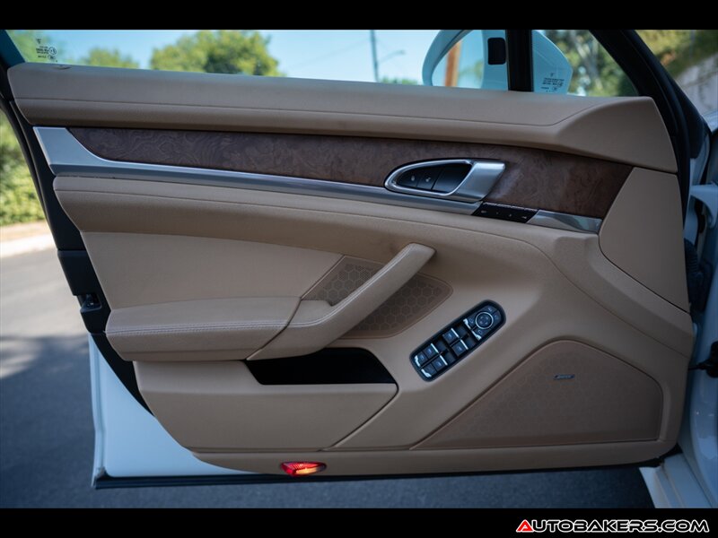 2014 Porsche Panamera E-Hybrid S Image 19 of 23