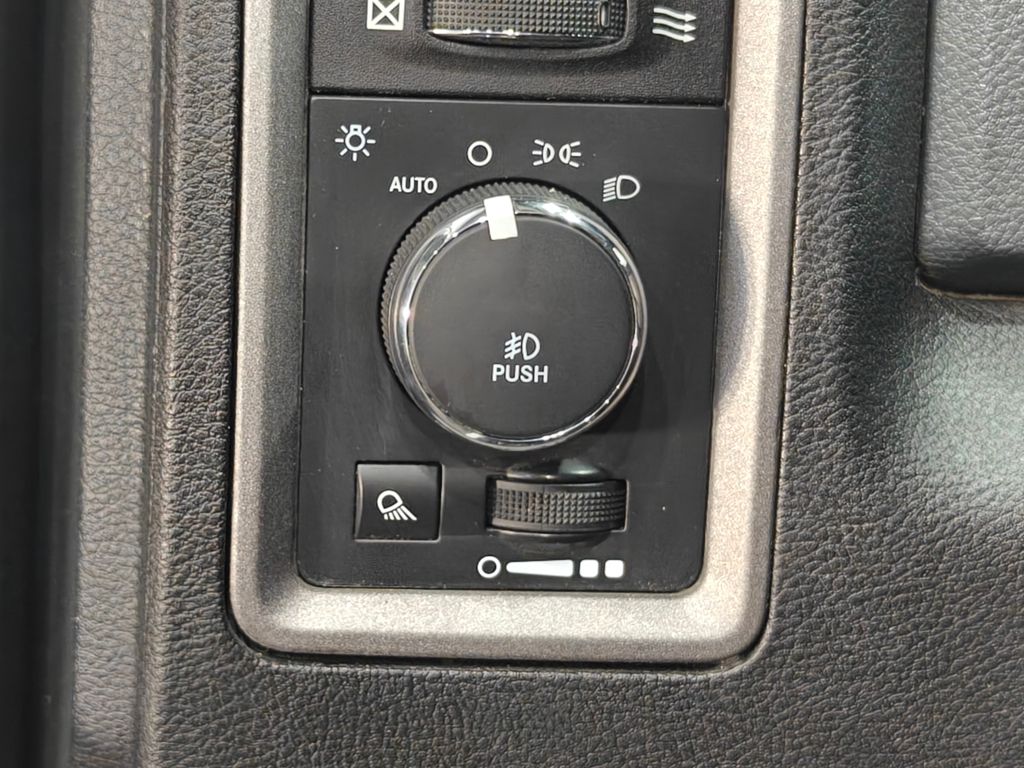 Vehicle image 32 of 48