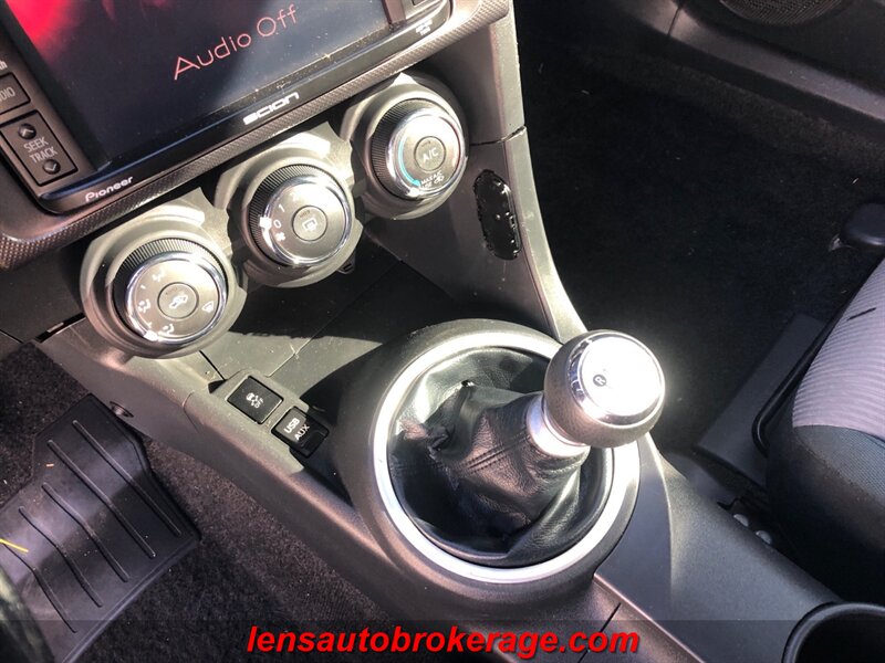 Vehicle image 19 of 21