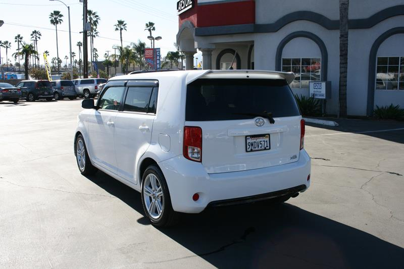 Vehicle image 8 of 32