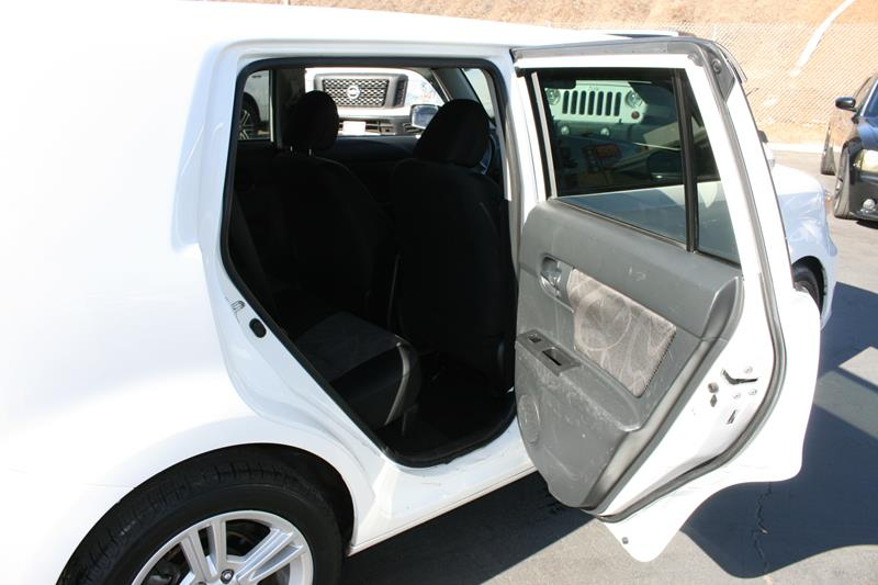 Vehicle image 23 of 32