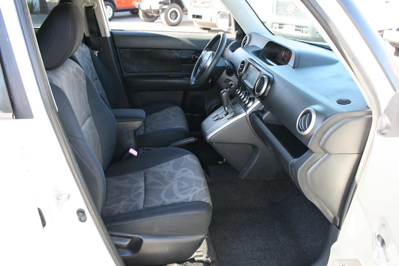 Vehicle image 10 of 32