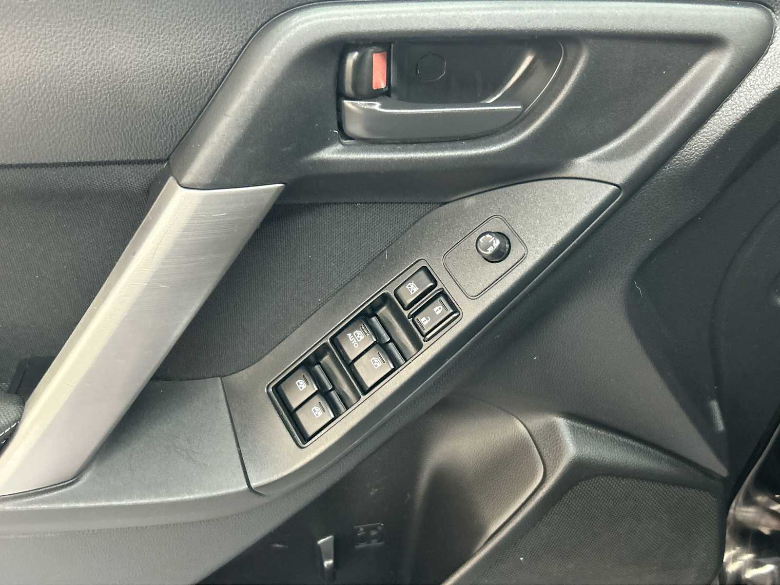 2014 Subaru Forester 2.5i Image 27 of 32