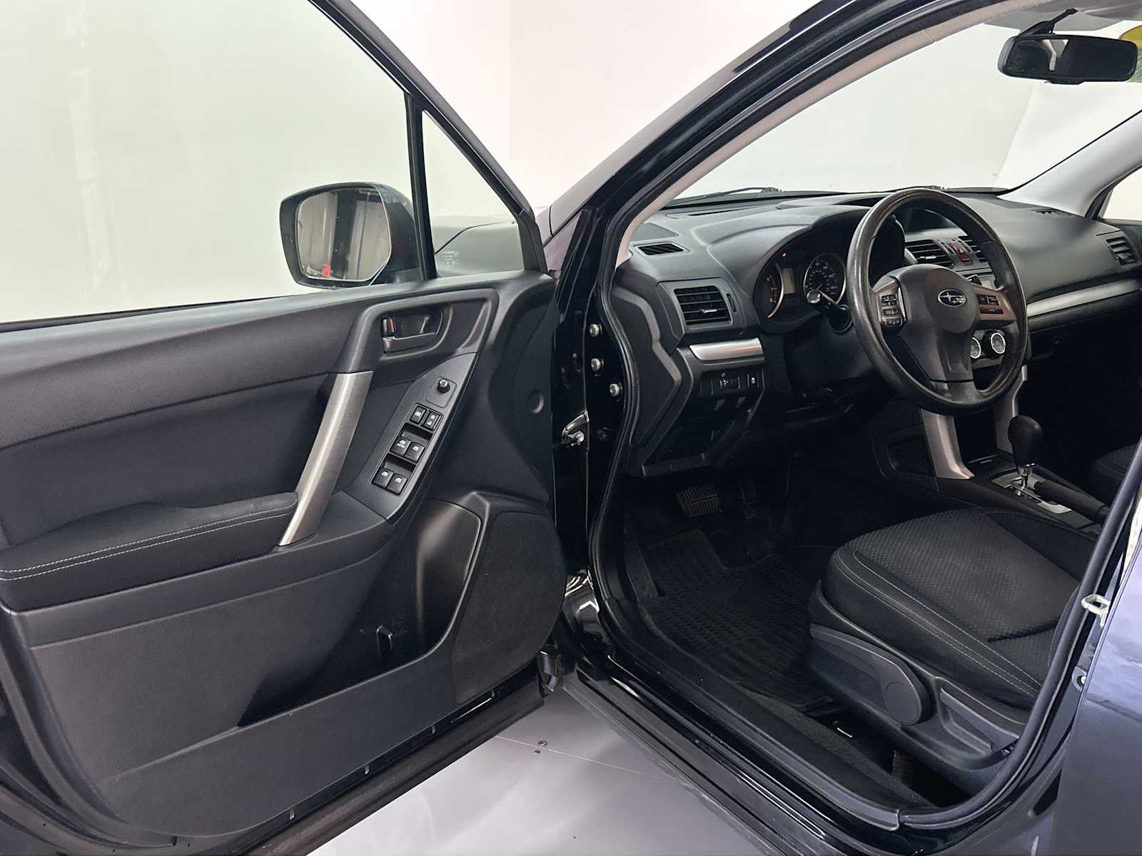 2014 Subaru Forester 2.5i Image 17 of 32
