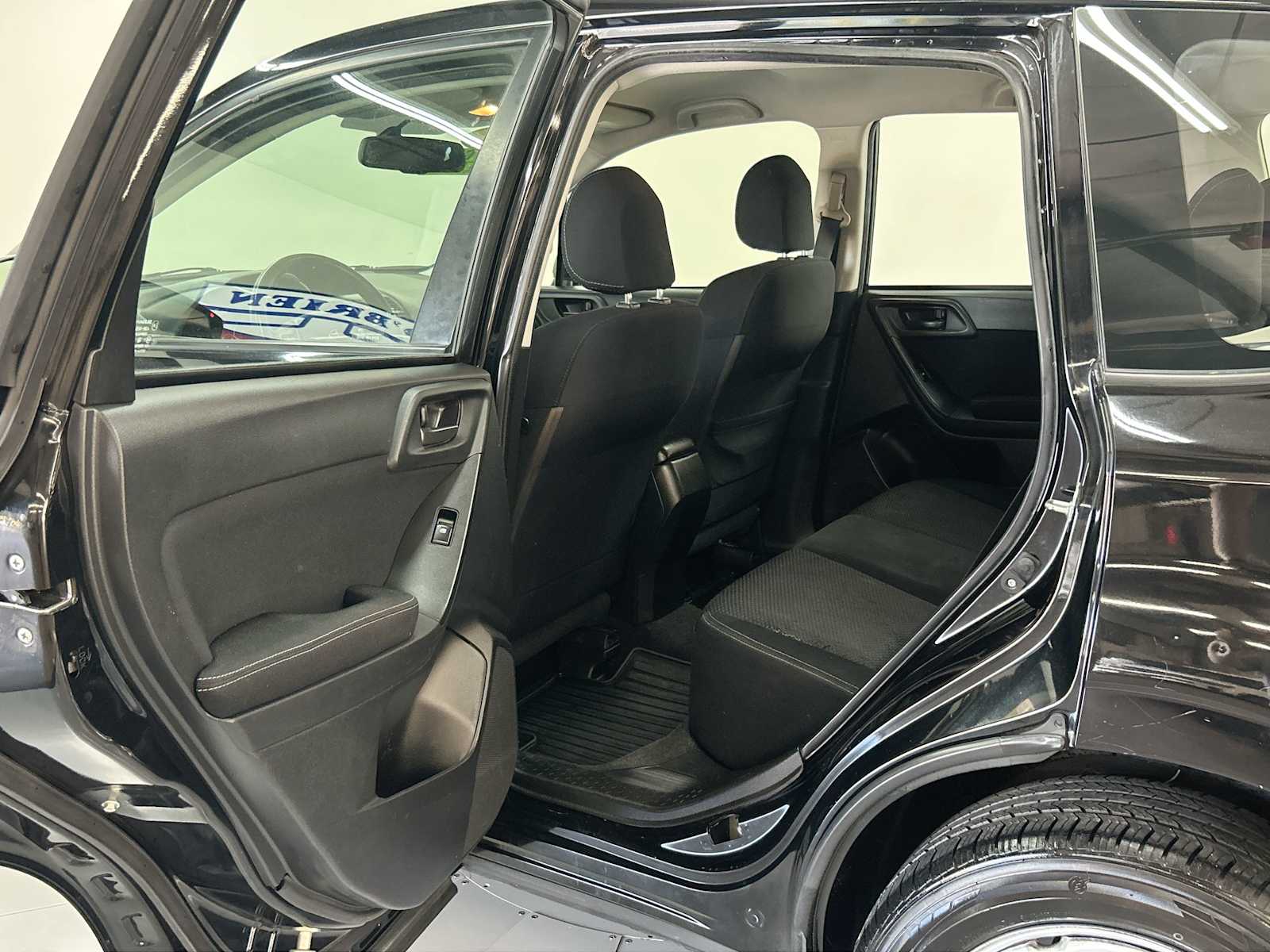 2014 Subaru Forester 2.5i Image 16 of 32